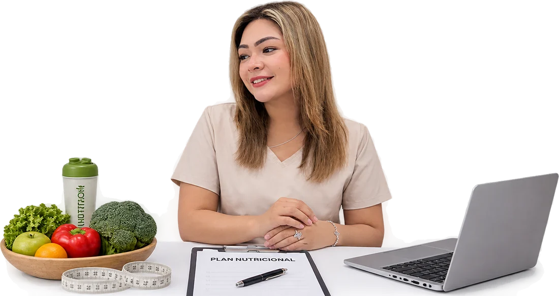 Arantxa Chacón Ruiz en su escritorio con alimentos saludables y un plan nutricional