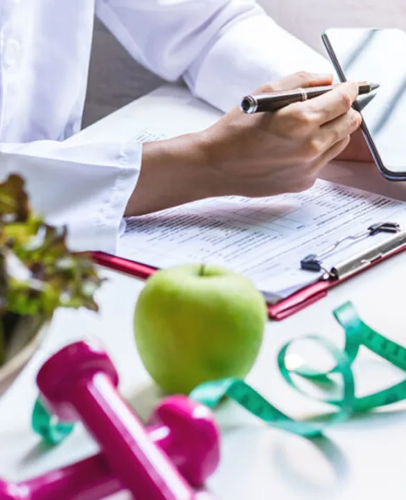 Profesional de nutrición revisando una historia clínica