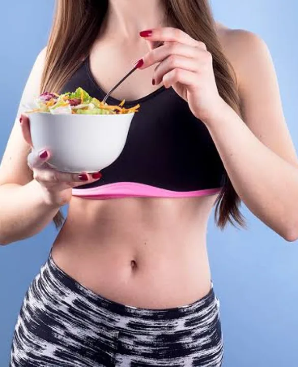 Persona deportista con un plato de ensalada